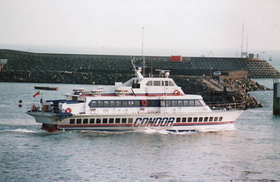 L'hydrofoil Condor 7 est photographié à son appareillage de Saint-Hélier.