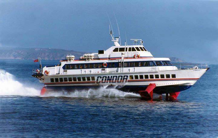 Le ferry Condor 7 est photographié alors qu'il navigue en pleine mer.