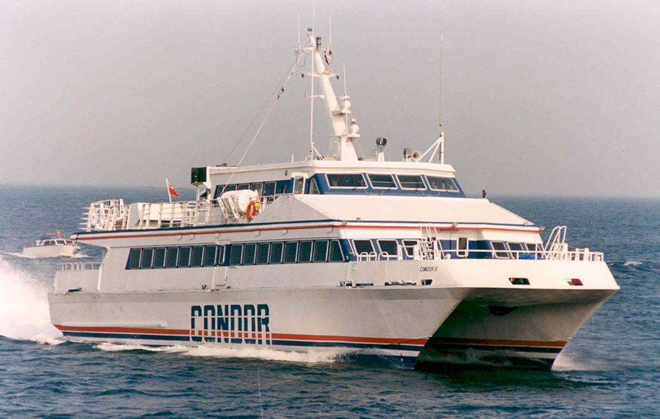 Le catamaran Condor 8 est photographié en pleine mer peu après sa livraison.