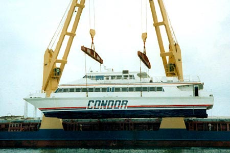 Le Condor 8 est photographié durant son déchargement.