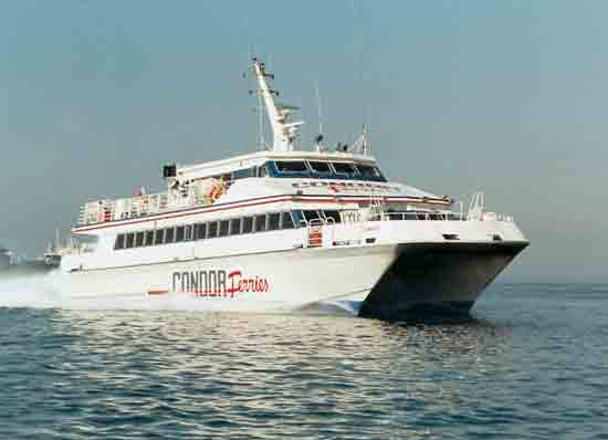 Le catamaran Condor 8 est photographié en pleine mer.