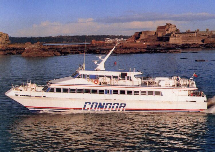 Le catamaran Condor 8 est photographié lors de son appareillage de Saint-Hélier.