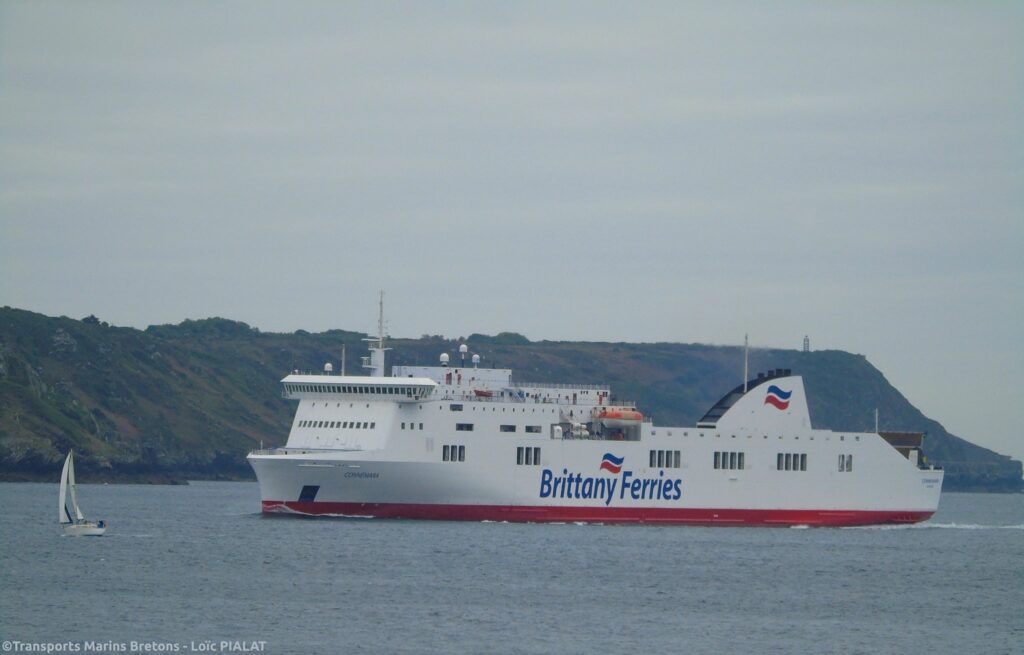 Le ferry Connemara de Brittany Ferries est photographié à l'approche du port de Roscoff