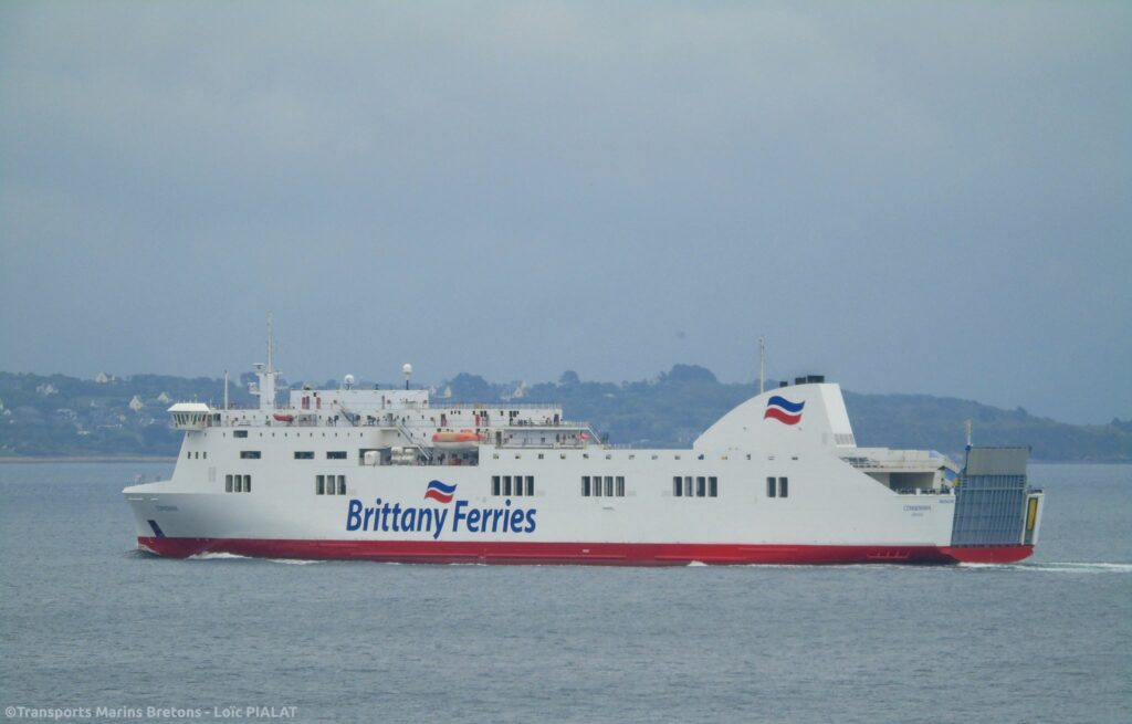 Le ferry Connemara de Brittany Ferries est photographié à l'approche du port de Roscoff