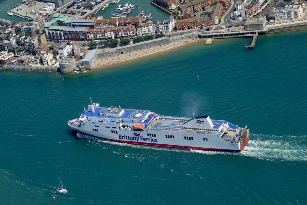 Le ferry Connemara de Brittany Ferries est photographié alors qu'il entre dans le port de Portsmouth.