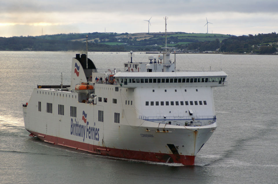 Le ferry Connemara est photographié alors qu'il appareille du port de Cork.
