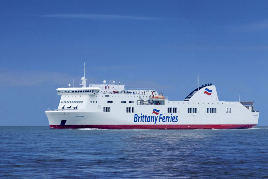 Le ferry Connemara de Brittany Ferries est photographié à l'approche du port de Santander.