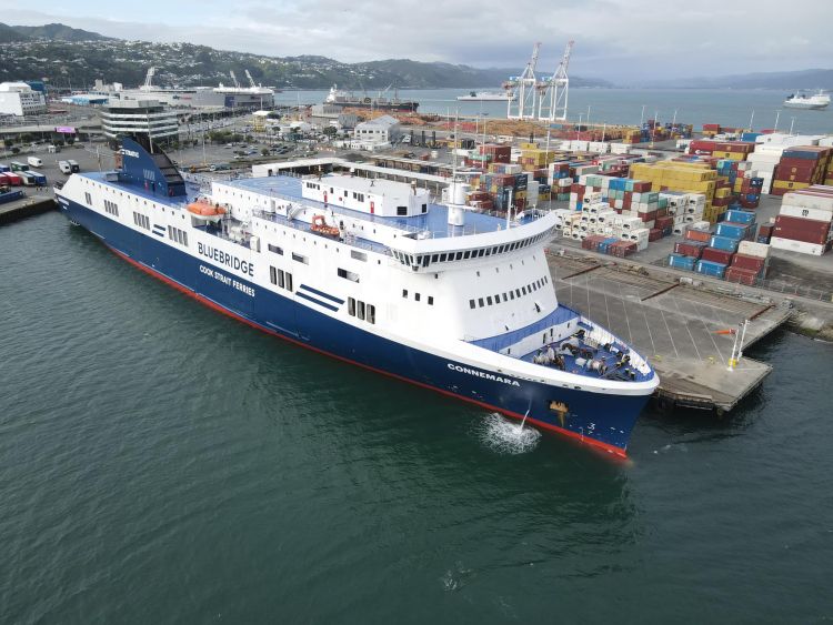 Le ferry Connemara de Bluebridge Cook Strait Ferries est photographié alors qu'il est amarré dans le port de Wellington.