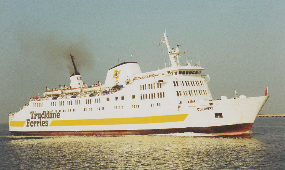 Le ferry Corbière de Trukline arrive dans le port de Cherbourg.