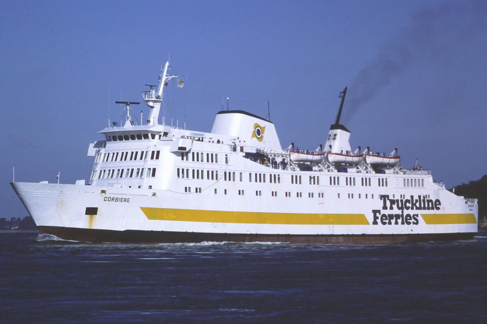 Le ferry Corbière de Truckline appareille de Poole.
