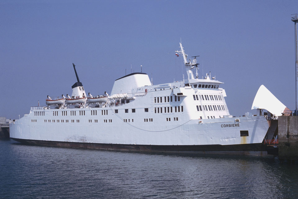Le ferry Corbière, alors affrété par Truckline, est photographié dans le port de Cherbourg.