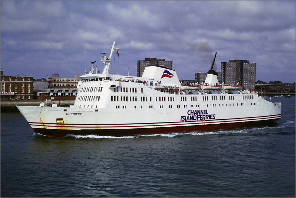 Le ferry Corbière de Channel Island Ferries est photographié à son appareillage de Portsmouth.