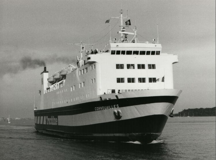 Le ferry Cornouailles, opéré par Truckline, est photographié alors qu'il arrive dans le port de Poole.