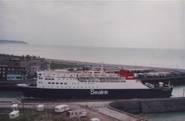 Le ferry Cornouailles, appartenant à la SABEMEN (Brittany Ferries), est photographié pendant son affrètement à la SNCF.