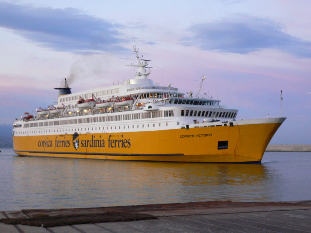 Ferry Corsica Victoria de Corsica Ferries arrivant au port de Vado Ligure.
