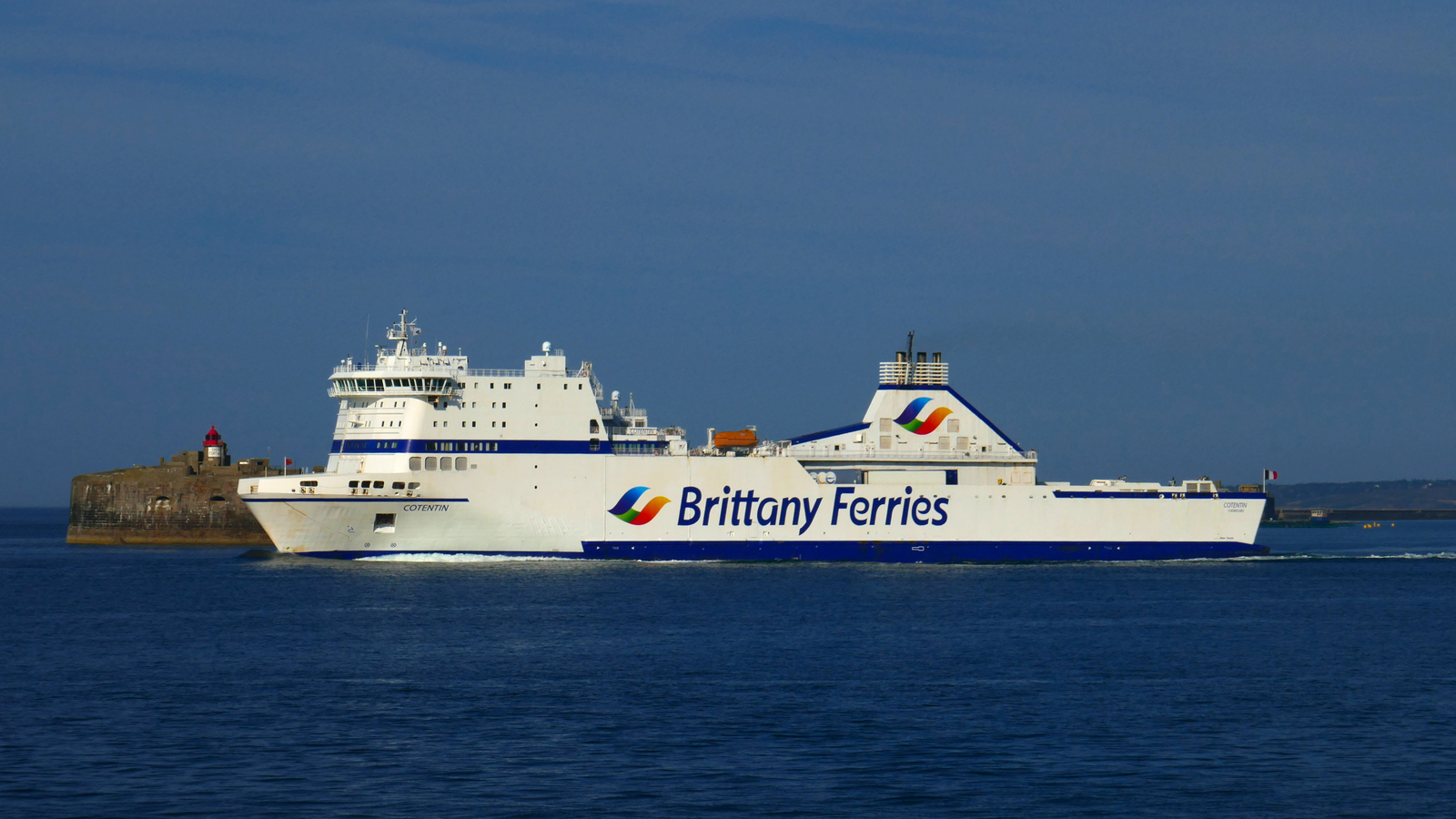 Le ferry mixte Cotentin vient d'appareiller de Cherbourg pour le port irlandais de Rosslare. Il débute sa traversée par une navigation dans la rade de Cherbourg.