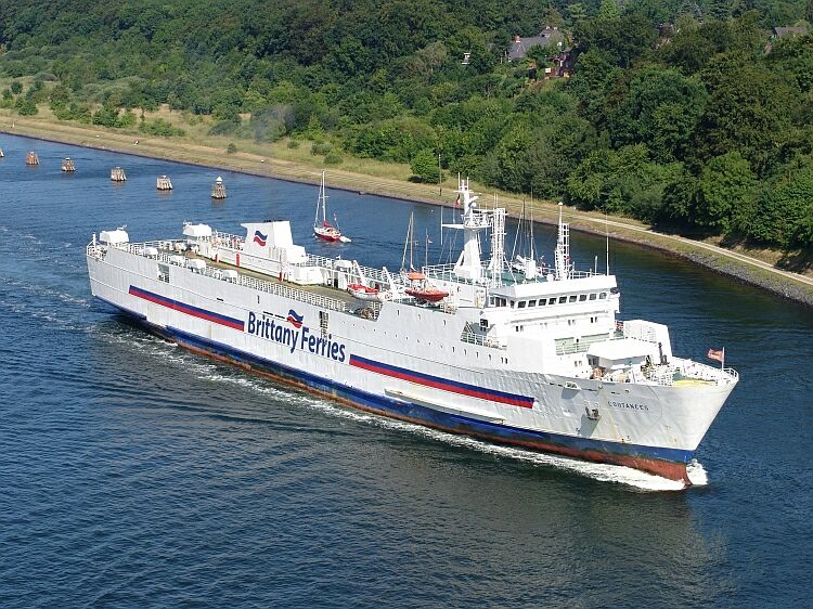 Le ferry Coutances de Brittany Ferries croise dans le canal de Kiel.