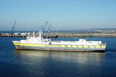 Le ferry Coutances de Truckline appareille du port de Cherbourg.