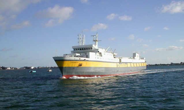 Le ferry Coutances de Truckline arrive dans le port de Poole
