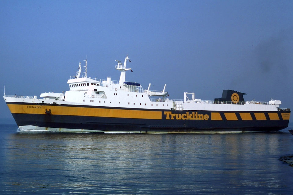 Le ferry Coutances de Truckline arrive dans le port de Poole.