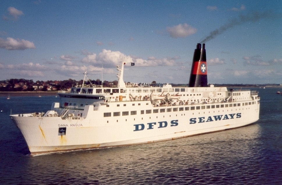 Le ferry Dana Anglia est photographié à son arrivée dans le port d'Harwich.
