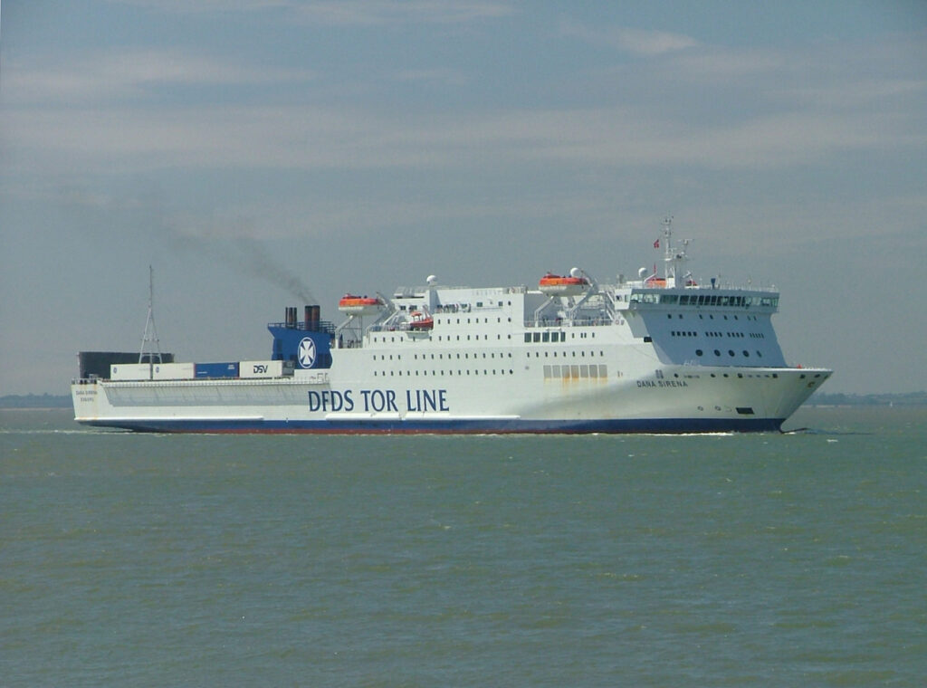 Le ferry Dana Sirena de DFDS Tor Line arrive dans le port d'Harwich.