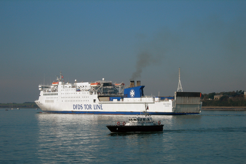 Le ferry Dana Sirena de DFDS Tor Line arrive dans le port d'Harwich.