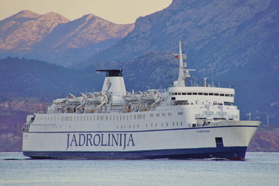 Ferry Dubrovnik de Jadrolinja croisant au large de Bari