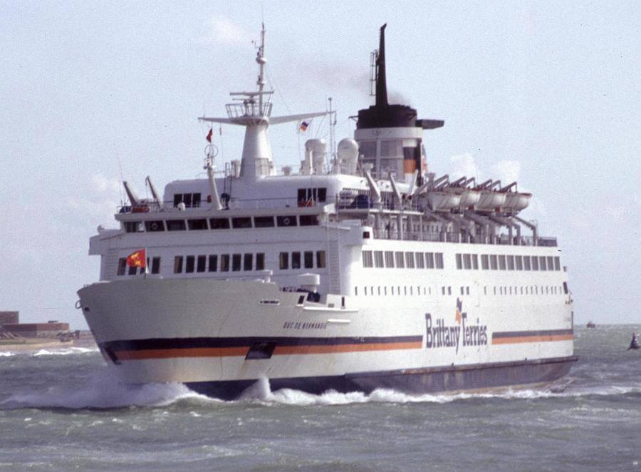 Le ferry Duc de Normandie de Brittany Ferries arrive dans le port de Portsmouth.