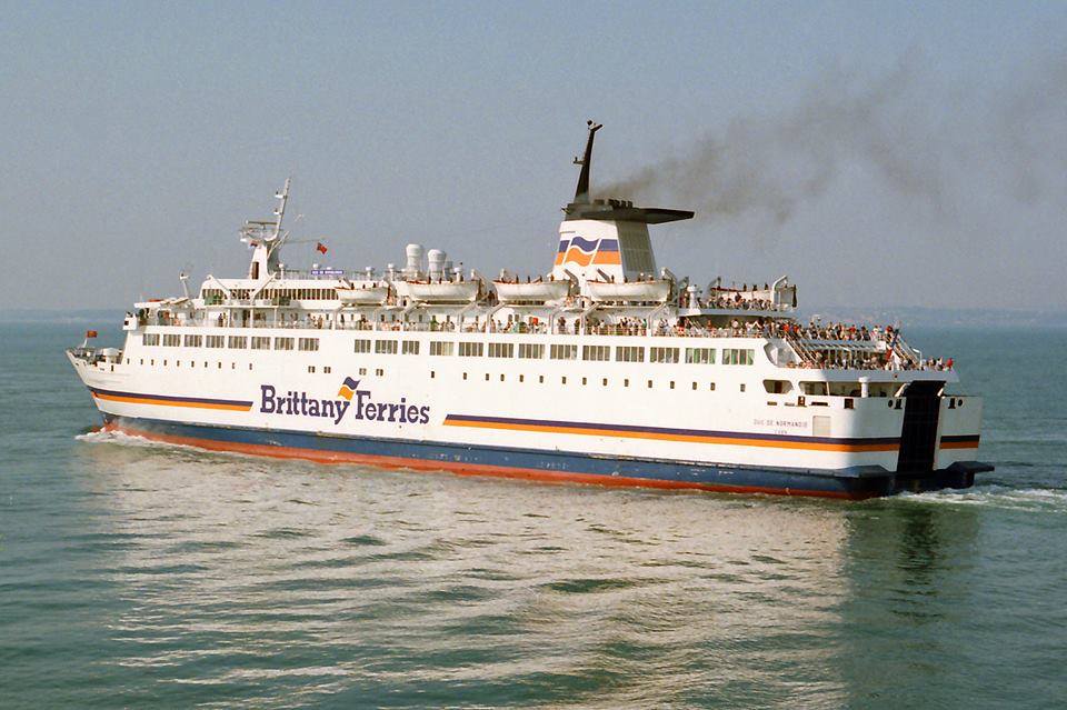 Le ferry Duc de Normandie de Brittany Ferries appareille de Portsmouth en direction de Caen.