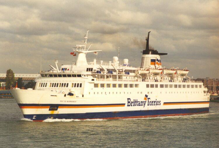 Le ferry Duc de Normandie de Brittany Ferries appareille de Portsmouth en direction de Caen.