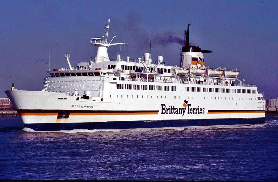 Le ferry Duc de Normandie de Brittany Ferries appareille de Portsmouth en direction de Caen.