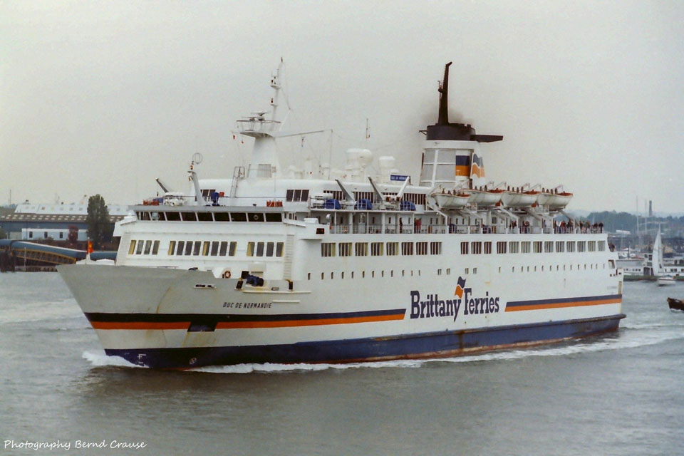 Le ferry Duc de Normandie de Brittany Ferries appareille de Portsmouth en direction de Caen.