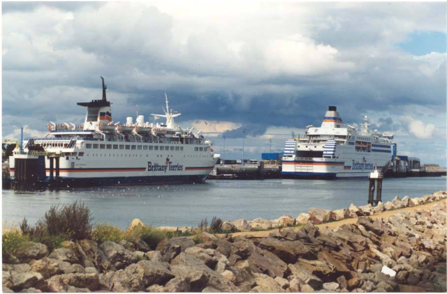 Les ferries Duc de Normandie et Normandie sont amarrés dans le port de Caen.