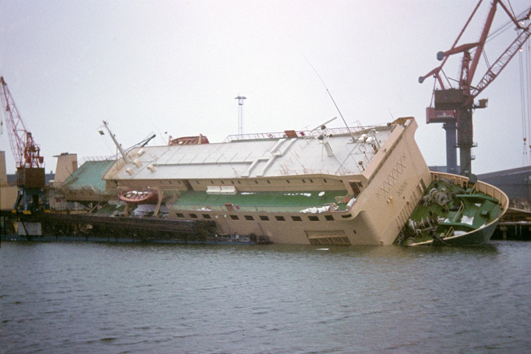 Le ferry Falster a chaviré durant l'opération d'allongement dont il a bénéficié en 1977. Le navire sera malgré tout remis à flot.