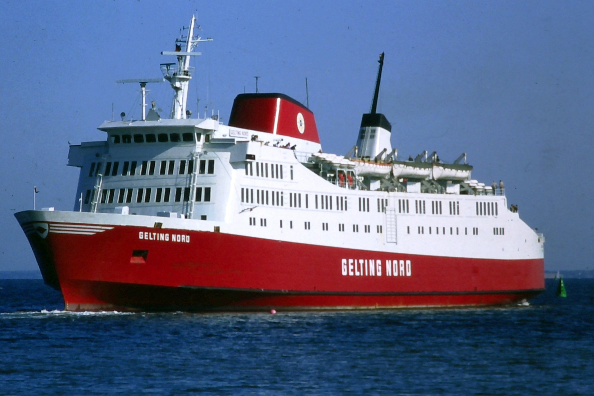 Le ferry Gelting Nord est photographié à son arrivée au port de Gelting.