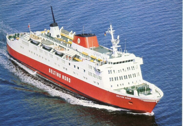 Le ferry Gelting Nord est photographié en pleine mer.