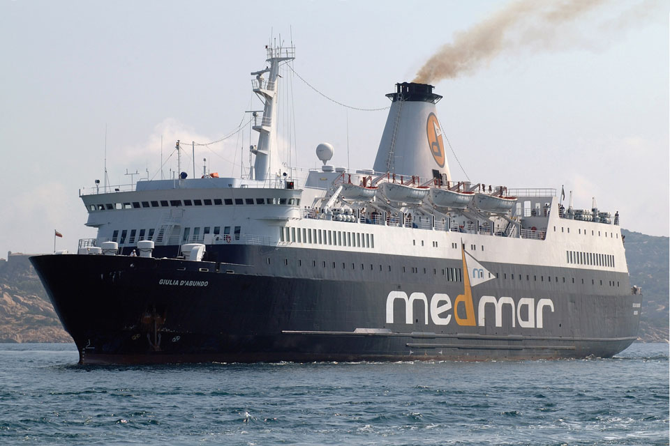 Le ferry Giulia d'Abundo de Medmar entre dans le port de Palau.