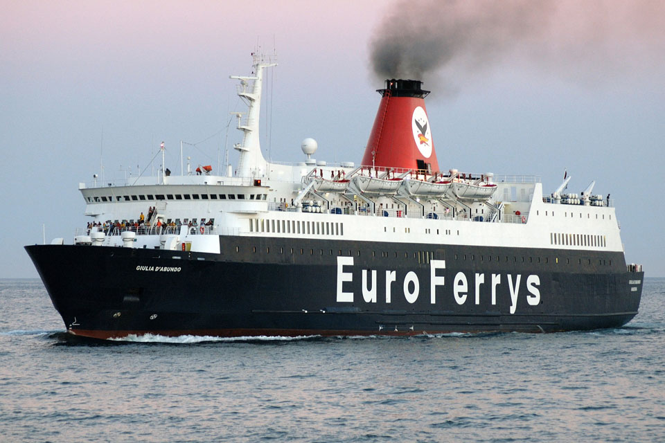 Le ferry Giulia d'Abundo d'Euroferrys entre dans le port d'Almeria.