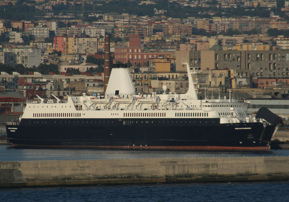 Le ferry Giulia d'Abundo est photographié à l'abandon dans le port de Naples.