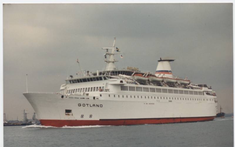 Le ferry Gotland, affrété par Brittany Ferries en 1988, est photographié alors qu'il appareille de Portsmouth.