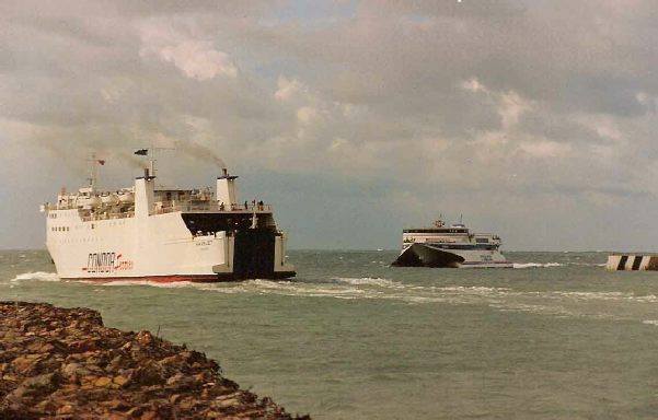 Le ferry Havelet de Condor Ferries appareille du port de Weymouth. Il croise le catamaran Condor 10