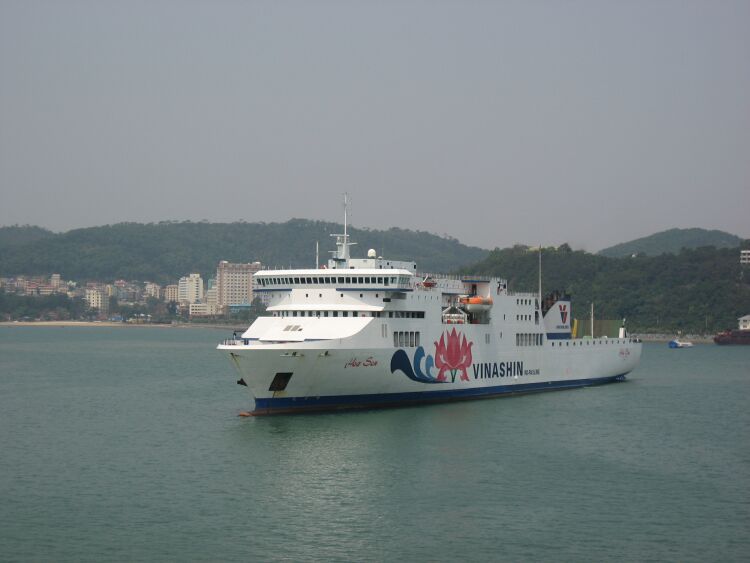 Le ferry Hoa Sen est photographié durant sa carrière en Asie du Sud-Est.