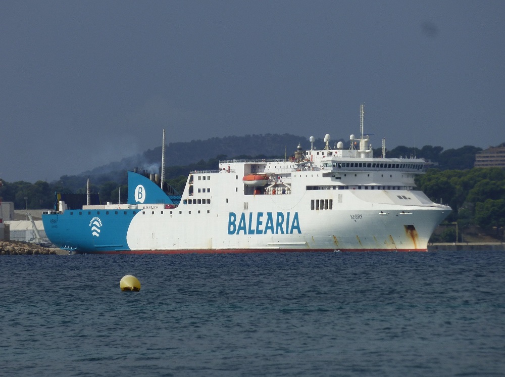 Le ferry Kerry approche du port de Palma, en service pour Balearia.
