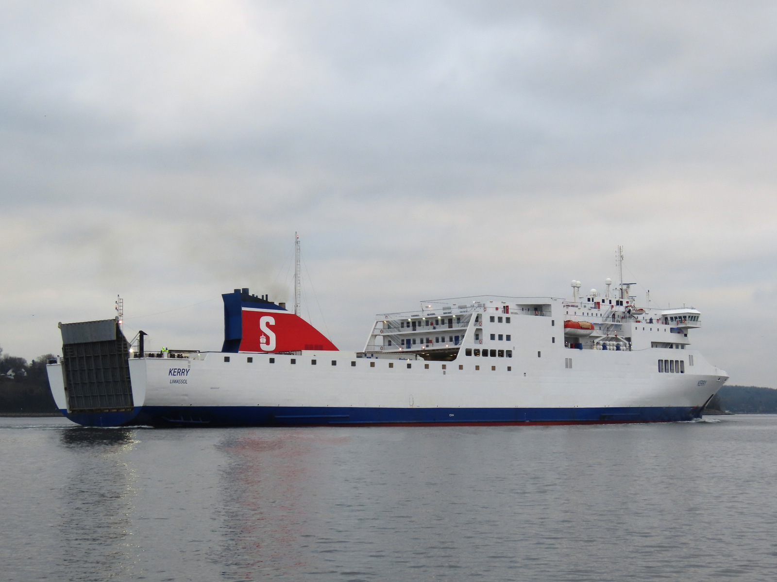 Le car-ferry Kerry de Stena Roro est photographié alors qu'il traverse le canal de Kiel.