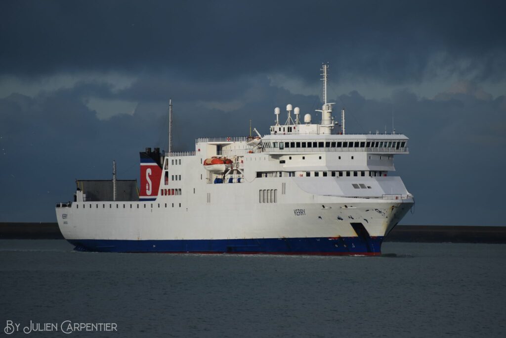 Le car-ferry Kerry, alors en affrètement pour DFDS, manœuvre dans le port de Dunkerque.