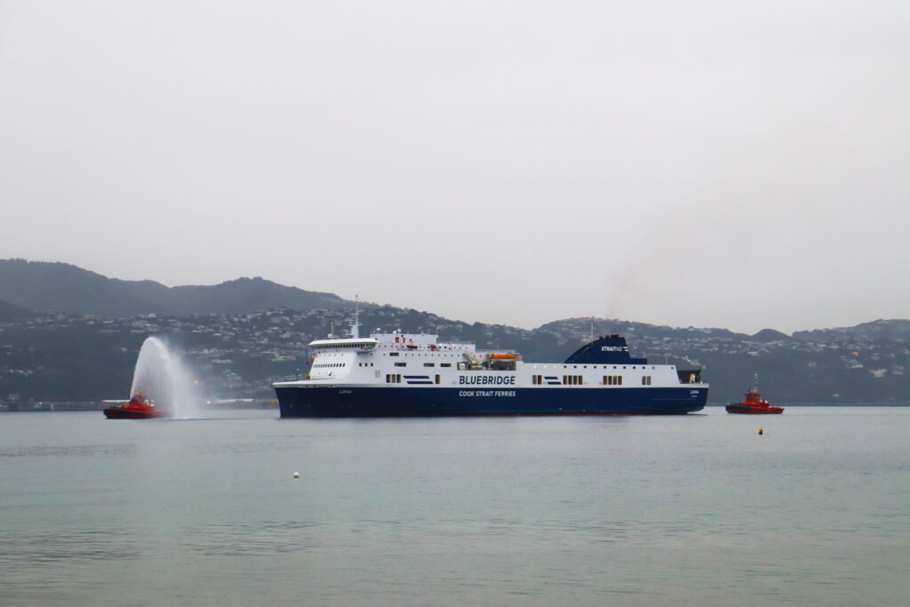 Le ferry mixte Livia arrive pour la première fois à Wellington (Nouvelle-Zélande).