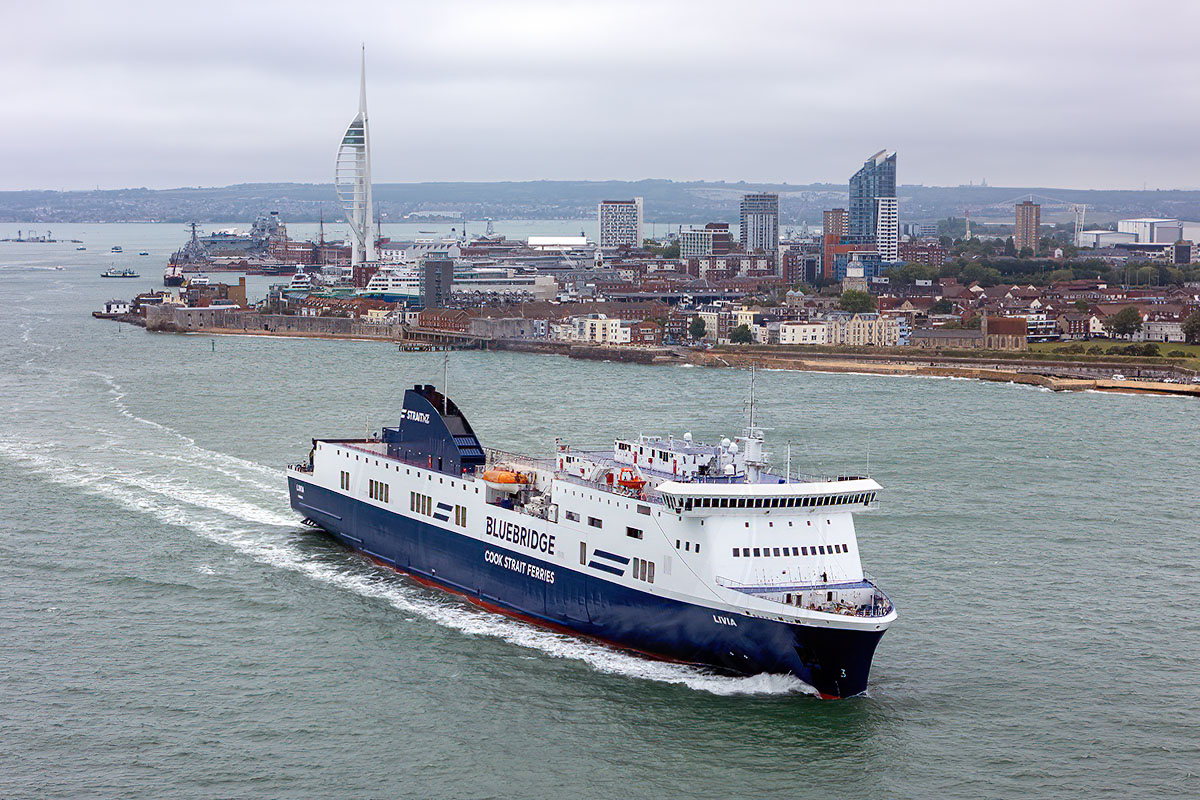 Le ferry Livia de la compagnie StraitNZ appareille de Portsmouth, après une escale pour se ravitailler en carburant. Ce car-ferry a navigué pour Brittany Ferries entre 2014 et 2021 sous le nom M/ Étretat.
