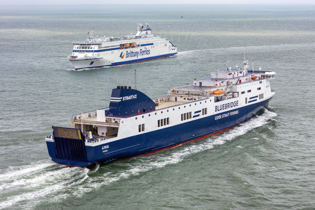 Le ferry Livia de la compagnie StraitNZ appareille de Portsmouth, après une escale pour se ravitailler en carburant. Ce car-ferry a navigué pour Brittany Ferries entre 2014 et 2021 sous le nom M/ Étretat.