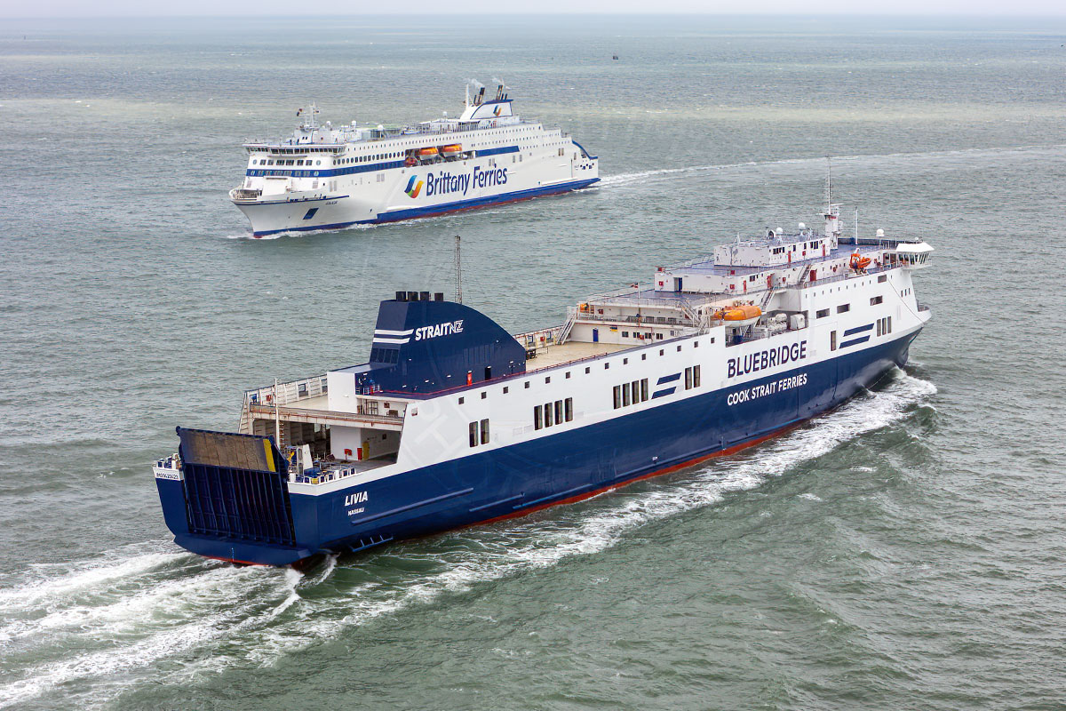 Le ferry Livia de la compagnie StraitNZ appareille de Portsmouth, après une escale pour se ravitailler en carburant. Ce car-ferry a navigué pour Brittany Ferries entre 2014 et 2021 sous le nom M/ Étretat.
